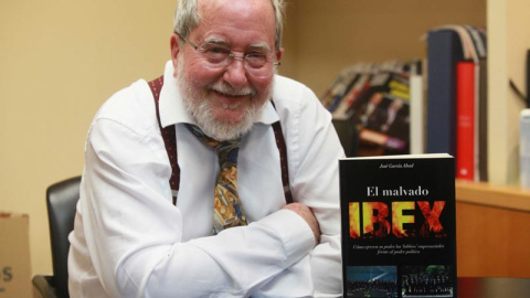 El periodista José García Abad posa en su despacho junto a su último libro, 'Malvado Ibex'. | FERNANDO MORENO