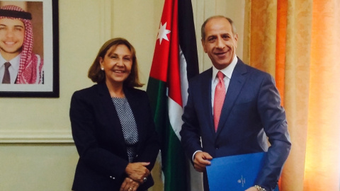 La embajadora de España en Amán (Jordania) presentando sus credenciales al Secretario de Estado de Asuntos Exteriores del país, Zayd Al-Louzi. Ministerio de Asuntos Exteriores y Cooperación