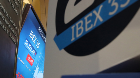 Uno de los paneles informativos de la Bolsa de Madrid con la cotización del Ibex 35. EFE/Zipi