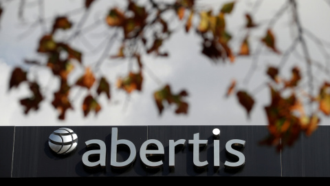 El logo de Abertis en su sede de Barcelona. REUTERS