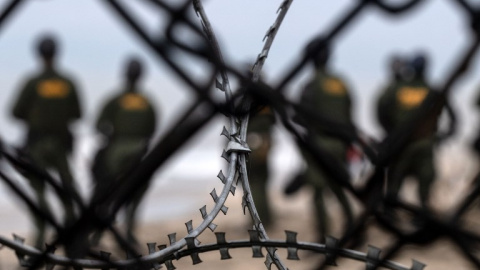 Policías estadounidenses en la frontera con México. - AFP