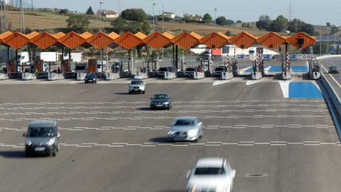 Peajes de la autopista AP-7, operada por Abertis, cerca de Barcelona. REUTERS