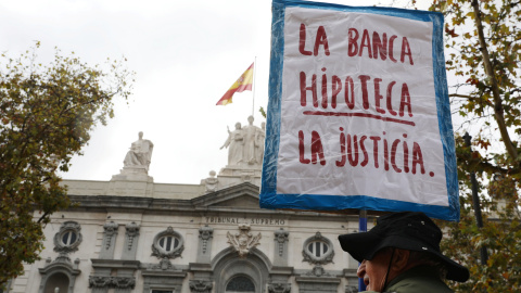 Concentración de activistas de la plataforma antidesahucios frente al Tribunal Supremo, mientras debate su posición definitiva respecto al impuesto sobre las hipotecas. REUTERS/Susana Vera