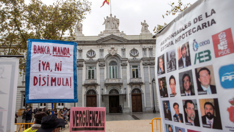 Grupos de personas se concentran ante la sede del Tribunal Supremo que resuelve sobre la sentencia que atribuía a la banca el pago del impuesto de las hipotecas . EFE/Rodrigo Jimenez