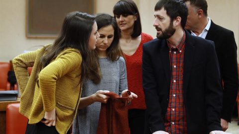 Diputados de Podemos durante una reunión de la Diputación Permanente en en Congreso