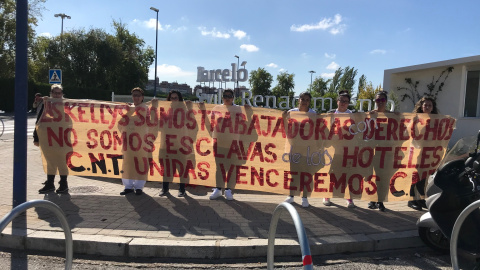Las ocho camareras de piso de Sevilla que han puesto sobre la mesa una nueva forma de explotación laboral, ayer a las puertas del Hotel Barceló Renacimiento