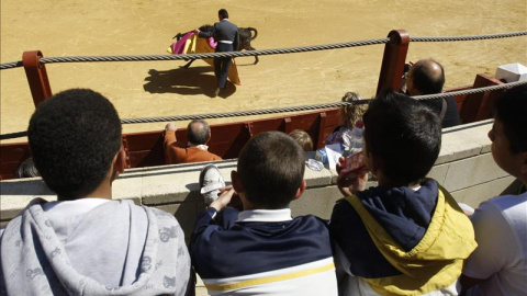 Unos niños presenciando una corrida de toros. EFE / Archivo