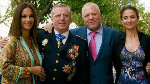 Los comisarios Villarejo y Salamanca, con sus respectivas esposas, cuando el ministro Fernández Díaz les impuso la medalla roja, en 2012