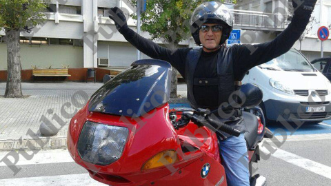 Manuel Murillo Sánchez, detenido por planear presuntamente un atentado contra el presidente del Gobierno, Pedro Sánchez, posa sobre una moto. /PÚBLICO