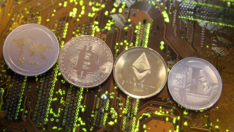 Representación física de varias de las principales criptomonedas: Ripple, Bitcoin, Etherum y Litecoin. REUTERS/Dado Ruvic/Illustration