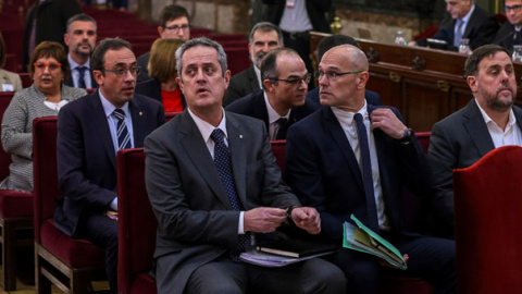 El vicepresident Oriol Junqueras (derecha) y otros líderes del procés, en el juicio contra los presos independentistas catalanes en el Tribunal Supremo. / EFE