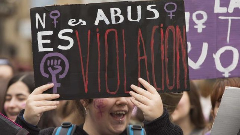 Una pancarta con el lema: "No es abuso, es violación". EFE/Archivo