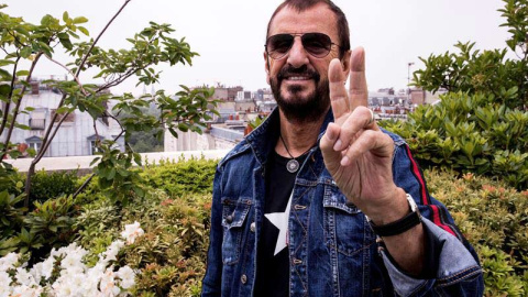 El músico británico Ringo Starr, posa para los fotógrafos mientras da una rueda de prensa antes del inicio de su gira europea en París. (ETIENNE LAURENT)