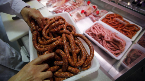 El estudio refleja que un impuesto a la carne roja y procesada salvaría 220.000 vidas. / REUTERS