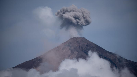 Vista del volcán de Fuego en erupción.EFE/Santiago Billy