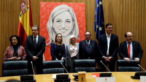 De izquierda a derecha, Margarita Robles, José Luis Rodríguez Zapatero, Ana Pastor, Esther Piqueras, Baltasar Chacón, Pedro Sánchez y Miguel Iceta, durante el acto en homenaje a la exministra de Defensa Carme Chacón. /EFE