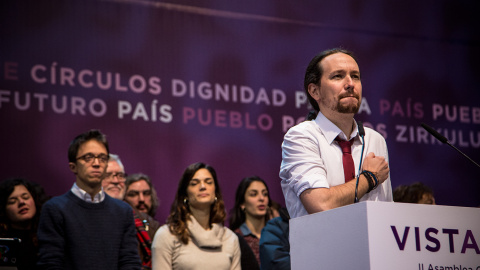 El líder de Podemos, Pablo Iglesias, en el escenario tras la proclamación de los resultados de las votaciones de la Asamblea Ciudadana Estatal de Vistalegre II. JAIRO VARGAS