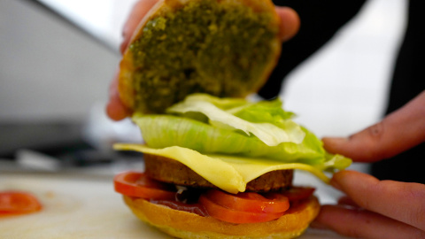 Una hamburguesa vegana. AFP