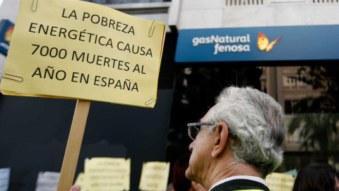 Concentración ante la puerta de Gas Natural Fenosa de Valencia en protesta por la pobreza energética | EFE/Archivo