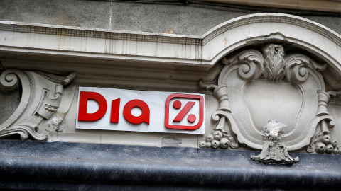 El logo de Dia en uno de sus supermercados en el centro de Madrid. REUTERS/Andrea Comas