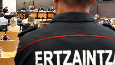 Juicio a seis agentes de la Ertzaintza por la muerte de Iñigo Cabacas debido al impacto de una pelota de goma. / EFE