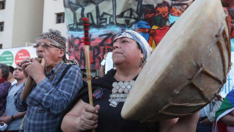 Protesta en Santiago (Chile) por la muerte a tiros de un comunero mapuche en el sur del país. (ALBERTO VALDÉS | EFE)