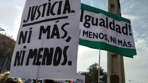 Imagen de la multitudinaria manifestación feminista a las puertas del Parlamento de Andalucía