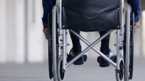 Un hombre en silla de ruedas. EFE