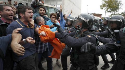 Imagen de una de las cargas policiales del 1-O. EFE