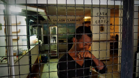 Una de las personas que se han instalado en la Casa de Cádiz de Barcelona. (J. García)