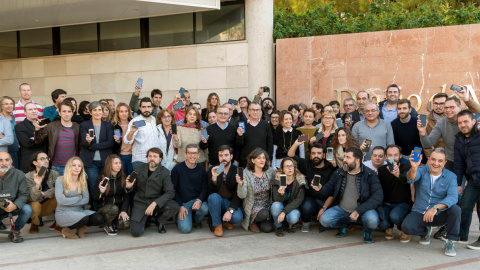 Los periodistas del Diario de Mallorca se han concentrado a las puertas del diario como protesta por la incautación del teléfono móvil de uno de sus redactores, Kiko Mestre, por orden judicial, en el marco de la investigación del caso Cursa