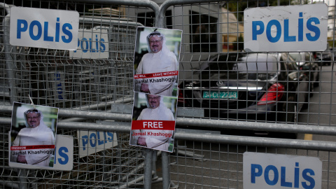 Fotos del periodista saudita Khashoggi se ubican en barreras de seguridad durante una protesta frente al Consulado Saudí en Estambul, el 8 de octubre de 2018. REUTERS