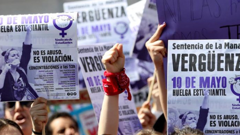Miles de estudiantes, la mayoría mujeres, se han manifestado hoy por el centro de Madrid contra la sentencia de La Manada, al considerar que es "escandalosa" y "ampara a los violadores". Esta protesta se ha sumado a otras que se han desarro