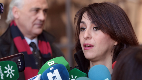 Juana Rivas, a la salida del Juzgado de Primera Instancia 3 de Granada, tras la vista sobre los posibles daños y perjuicios causados a su expareja y padre de sus hijos, el italiano Franceso Arcuri. EFE/Pepe Torres