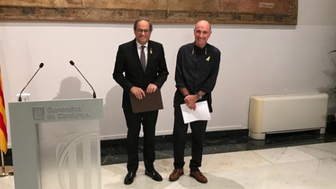El President de la Generalitat Quim Torra con el cantautor y exdiputado Lluís Llach (Presidente del Consejo asesor para el Fòrum Cívic). EUROPA PRESS