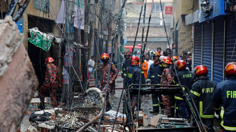 Los Bomberos trabajan para apagar el fuego declarado e en el casco antiguo de Daca, Bangladesh./ EFE