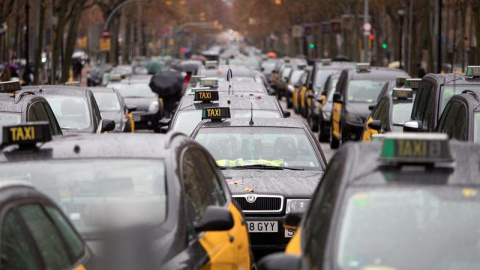 Huelga de taxistas en Madrid y Barcelona. En la foto, los taxis barceloneses se suman a la protesta contra Uber y Cabify. / EFE