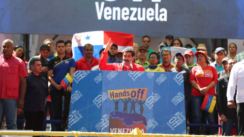 El presidente de Venezuela, Nicolás Maduro, habla este sábado ante miles de simpatizantes, en Caracas.- EFE