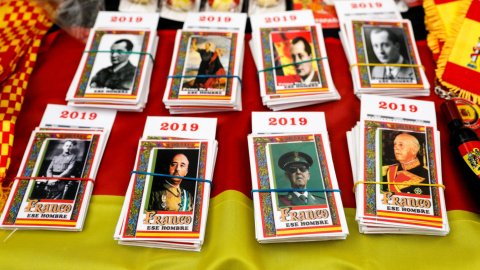 Calendarios con la imagen de Francisco Franco y de José Antonio Primo de Rivera, además de otros objetos, en un puesto callejero a la venta en una concentración franquista en la Plaza de Oriente de Madrid. REUTERS/Paul Hanna