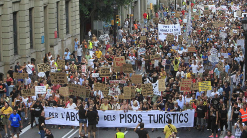 El alquiler de pisos turísticos ha generado protestas vecinales por las molestias que causan, especialmente en Catalunya, donde las comunidades de vecinos comienzan a tomar medidas para impedir esta actividad cuando resulta fastidiosa.