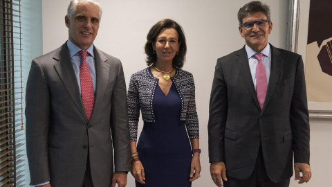El próximo consejero delegado del Banco Santander, el italiano Andrea Orcel (izq.), con la presidenta de la entidad, Ana Botín (c.), y su predecesor José Antonio Álvarez. E.P.