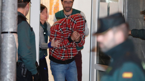 Uno de los detenidos como autores materiales del asesinato por encargo del concejal de Llanes Javier Ardines | EFE