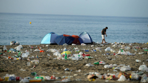 La playa de la Malagueta, tras la noche de San Juan. EFE