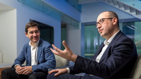 El consejero delegado de BBVA y próximo presidente del banco, Carlos Torres Vila (i.), con su sucesor como número dos de la entidad, el turco Onur Genç (d.).