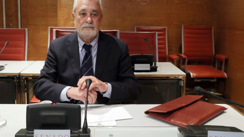 El expresidente de la Junta de Andalucía José Antonio Griñán, durante su comparecencia ante la Comisión de Financiación de los Partidos Políticos, en el Senado. /EFE