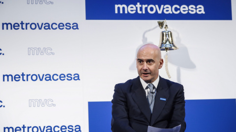 El presidente de Metrovacesa, Ignacio Moreno Martínez, momentos antes de realizar el tradicional toque de campana en el debut bursátil de la inmobiliaria. EFE/Emilio Naranjo