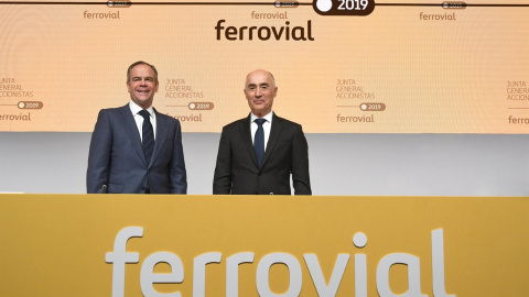 Rafael del Pino, presidente de Ferrovial (d.), e Íñigo Meirás, consejero delegado (i.) durante la junta general de accionistas de la constructora. E.P.