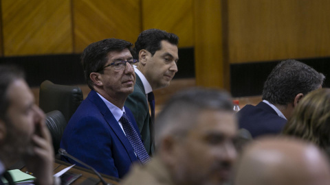 Juan Marín y Juanma Moreno, en el Parlamento de Andalucía
