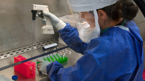 Una microbióloga en el laboratorio. / Pixabay