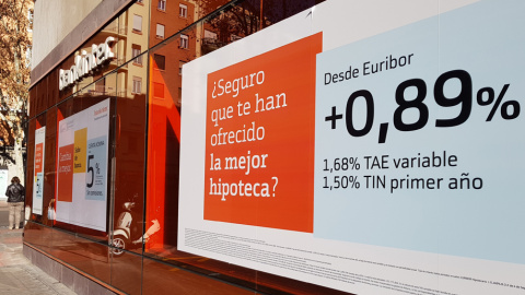 Un anuncio de hipotecas en una oficina de Bankinter en Madrid. PÚBLICO